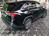 Toyota RAV4 2022 года за 17 250 000 тг. в Алматы – фото 2