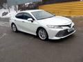 Toyota Camry 2018 года за 13 950 000 тг. в Алматы – фото 2