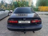 Toyota Camry 1998 года за 3 800 000 тг. в Туркестан – фото 2