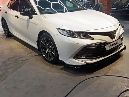 Toyota Camry 2018 года за 14 000 000 тг. в Алматы – фото 2