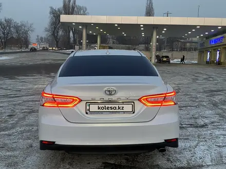 Toyota Camry 2018 года за 14 200 000 тг. в Алматы – фото 16