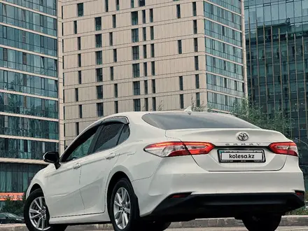 Toyota Camry 2018 года за 11 000 000 тг. в Астана – фото 2