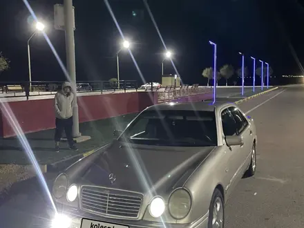 Mercedes-Benz E 280 1998 года за 3 000 000 тг. в Актау – фото 2
