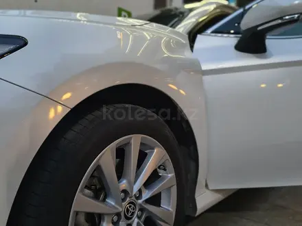 Toyota Camry 2023 года за 16 100 000 тг. в Алматы – фото 2