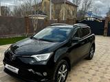 Toyota RAV4 2015 года за 11 650 000 тг. в Актобе – фото 2