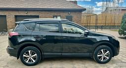 Toyota RAV4 2015 года за 11 650 000 тг. в Актобе – фото 4