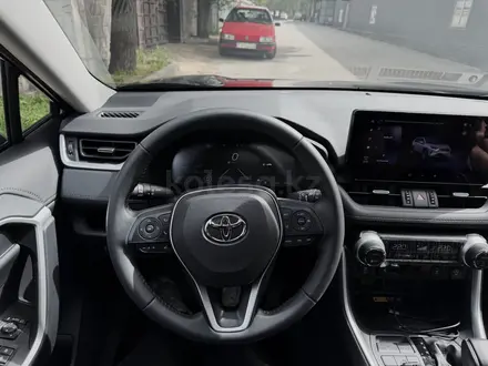 Toyota RAV4 2025 года за 18 300 000 тг. в Алматы – фото 14