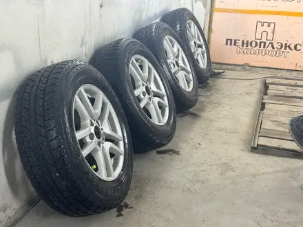 Комплект дисков с резиной BMW за 90 000 тг. в Алматы