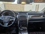 Toyota Camry 2014 года за 11 200 000 тг. в Жанаозен – фото 2