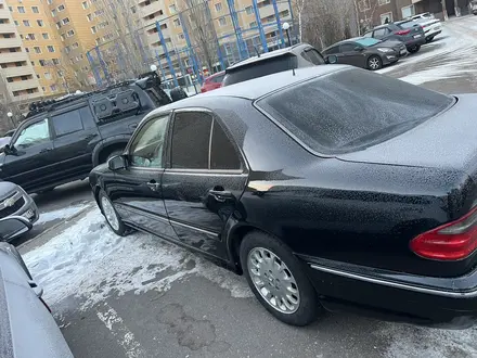 Mercedes-Benz E 200 2000 года за 3 000 000 тг. в Астана – фото 2