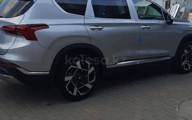 Hyundai Santa Fe 2023 года за 16 000 000 тг. в Уральск