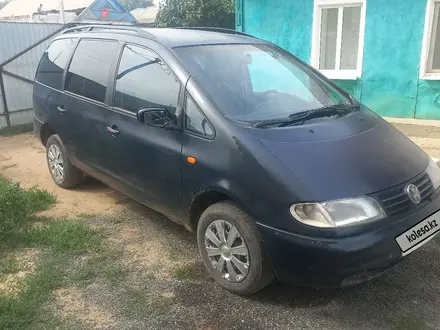 Volkswagen Sharan 1997 года за 1 100 000 тг. в Актобе – фото 3