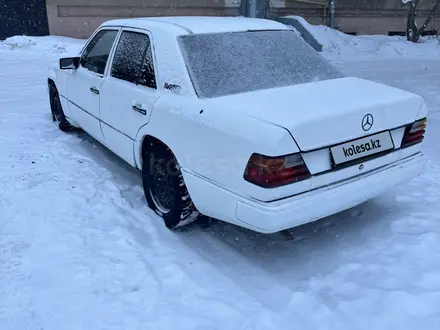 Mercedes-Benz E 220 1993 года за 1 700 000 тг. в Караганда – фото 4