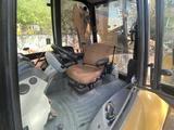 Caterpillar  422F2 2013 года за 28 000 000 тг. в Астана