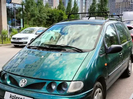 Volkswagen Sharan 1997 года за 2 500 000 тг. в Астана