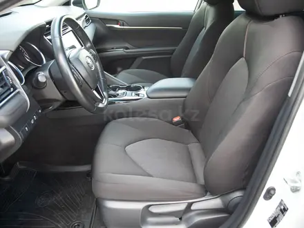 Toyota Camry 2020 года за 11 900 000 тг. в Алматы – фото 10