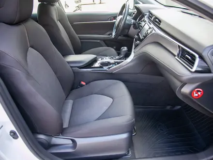Toyota Camry 2020 года за 11 900 000 тг. в Алматы – фото 15
