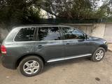 Volkswagen Touareg 2005 года за 5 200 000 тг. в Талдыкорган – фото 2