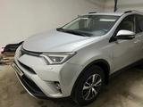 Toyota RAV4 2015 годаfor12 000 000 тг. в Атырау