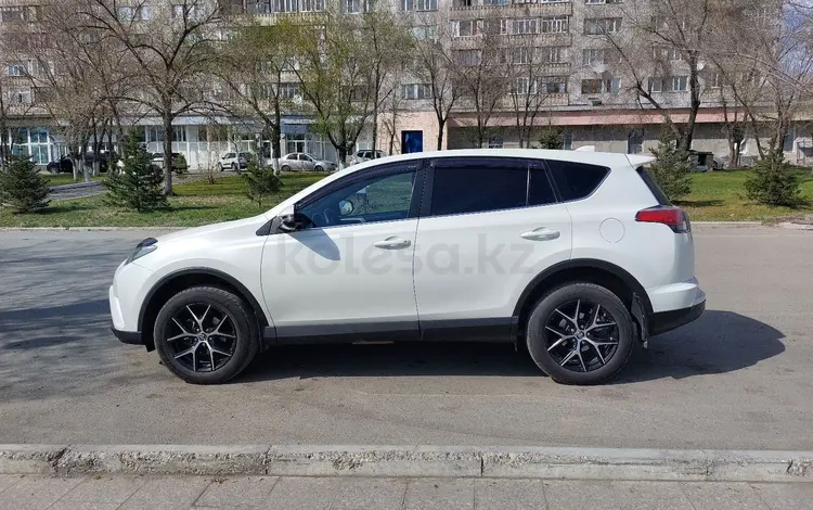 Toyota RAV4 2017 годаfor13 500 000 тг. в Семей