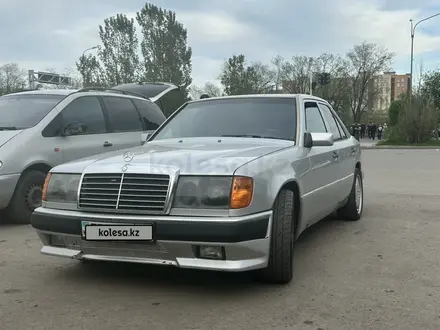 Mercedes-Benz E 320 1993 года за 2 500 000 тг. в Караганда – фото 2