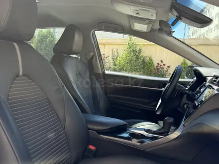 Toyota Camry 2018 года за 8 300 000 тг. в Актау – фото 7