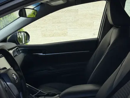 Toyota Camry 2018 года за 8 300 000 тг. в Актау – фото 11