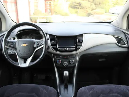 Chevrolet Tracker 2021 года за 9 951 000 тг. в Алматы – фото 24