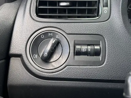 Volkswagen Polo 2015 года за 4 850 000 тг. в Актобе – фото 16