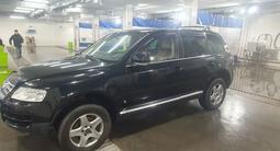 Volkswagen Touareg 2005 года за 4 200 000 тг. в Астана – фото 3