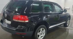 Volkswagen Touareg 2005 года за 4 200 000 тг. в Астана – фото 4