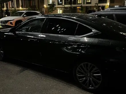 Lexus ES 250 2019 года за 17 000 000 тг. в Алматы – фото 3