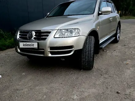 Volkswagen Touareg 2006 года за 7 800 000 тг. в Алматы – фото 2