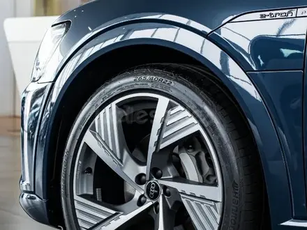 Audi Q8 e-tron 55 S line 2023 года за 37 360 000 тг. в Алматы – фото 5