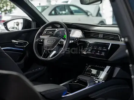 Audi Q8 e-tron 55 S line 2023 года за 37 360 000 тг. в Алматы – фото 18