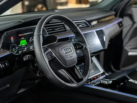 Audi Q8 e-tron 55 S line 2023 года за 37 360 000 тг. в Алматы – фото 19
