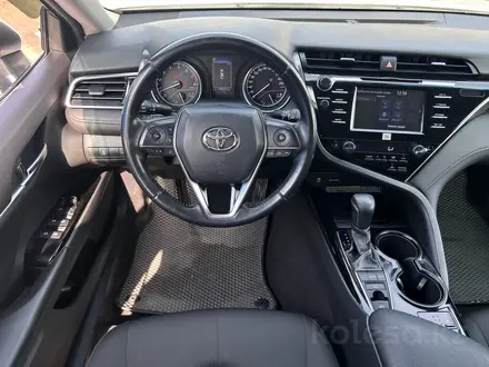 Toyota Camry 2018 года за 13 020 000 тг. в Алматы – фото 11