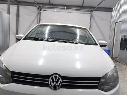 Volkswagen Polo 2015 года за 3 900 000 тг. в Калбатау – фото 11