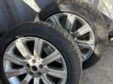 Land Rover Range Rover Диск с шиной R20 за 65 000 тг. в Алматы – фото 2