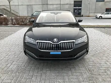 Skoda Superb 2022 года за 33 800 000 тг. в Алматы – фото 17