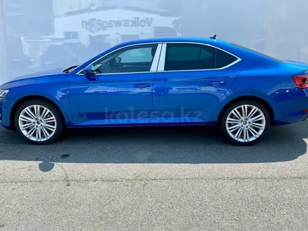 Skoda Superb 2022 года за 33 800 000 тг. в Алматы – фото 25