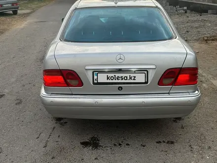 Mercedes-Benz E 320 1998 года за 4 900 000 тг. в Жетысай – фото 2