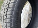 Зимние шины липучка BRIDGESTONE за 150 000 тг. в Семей