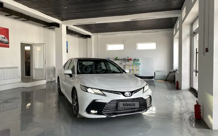 Toyota Camry 2023 года за 17 100 000 тг. в Алматы