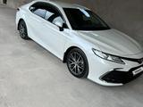 Toyota Camry 2021 года за 17 500 000 тг. в Шымкент – фото 2