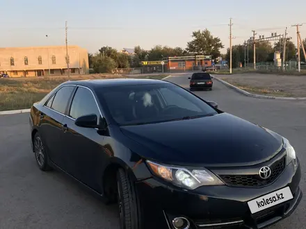 Toyota Camry 2013 года за 7 900 000 тг. в Актобе – фото 2