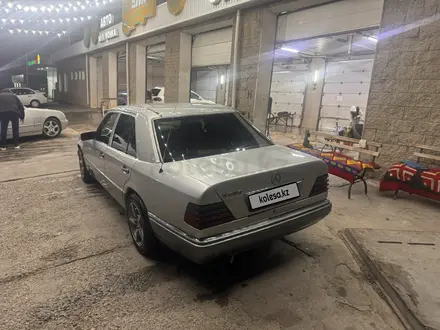 Mercedes-Benz E 220 1993 года за 2 000 000 тг. в Шымкент – фото 2