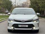 Toyota Camry 2017 года за 12 900 000 тг. в Алматы – фото 2