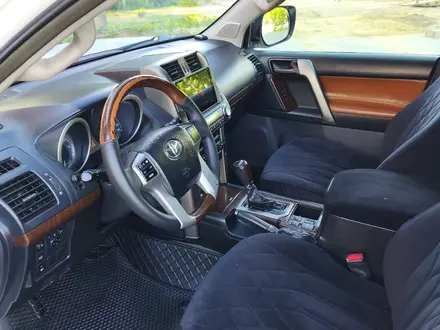 Toyota Land Cruiser Prado 2011 года за 13 900 000 тг. в Актобе – фото 19