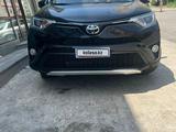 Toyota RAV4 2018 года за 9 000 000 тг. в Атырау – фото 2